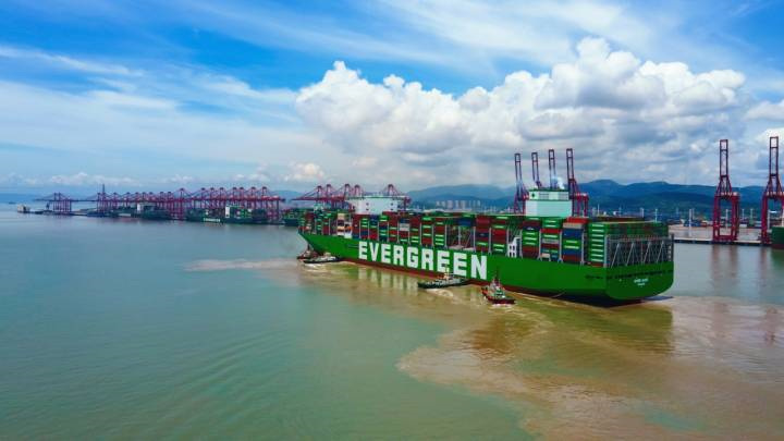 Ningbo Zhoushan पोर्ट दुनिया के सबसे बड़े कंटेनर जहाज चांग्यी से जुड़ता है